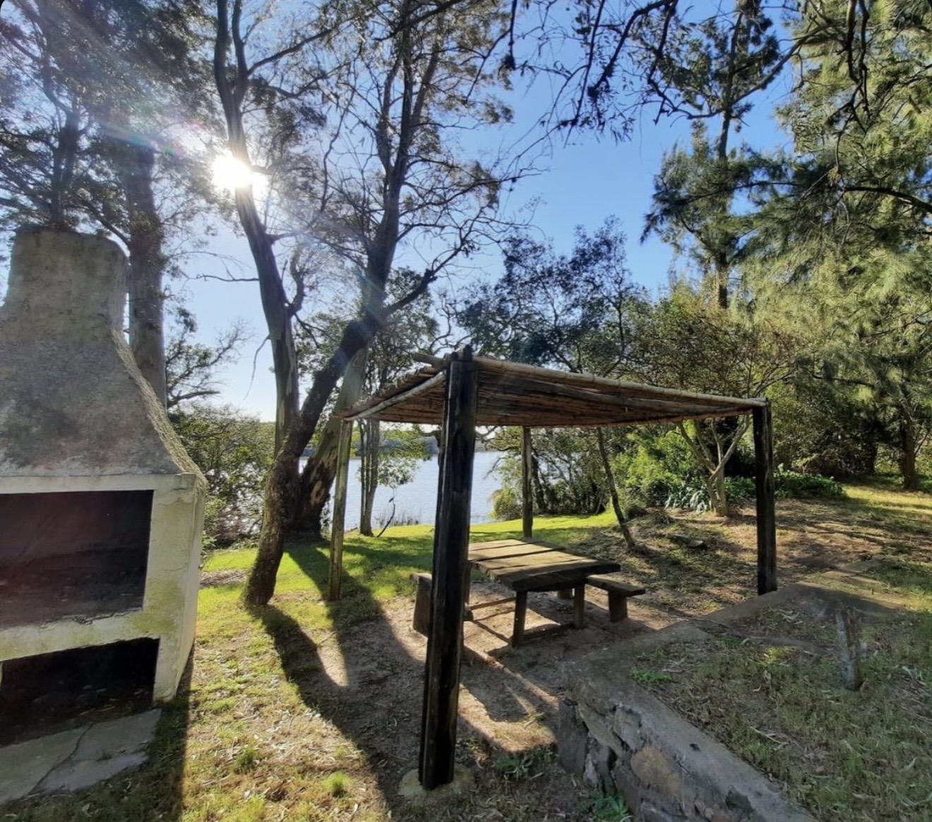 Parrillero junto al río