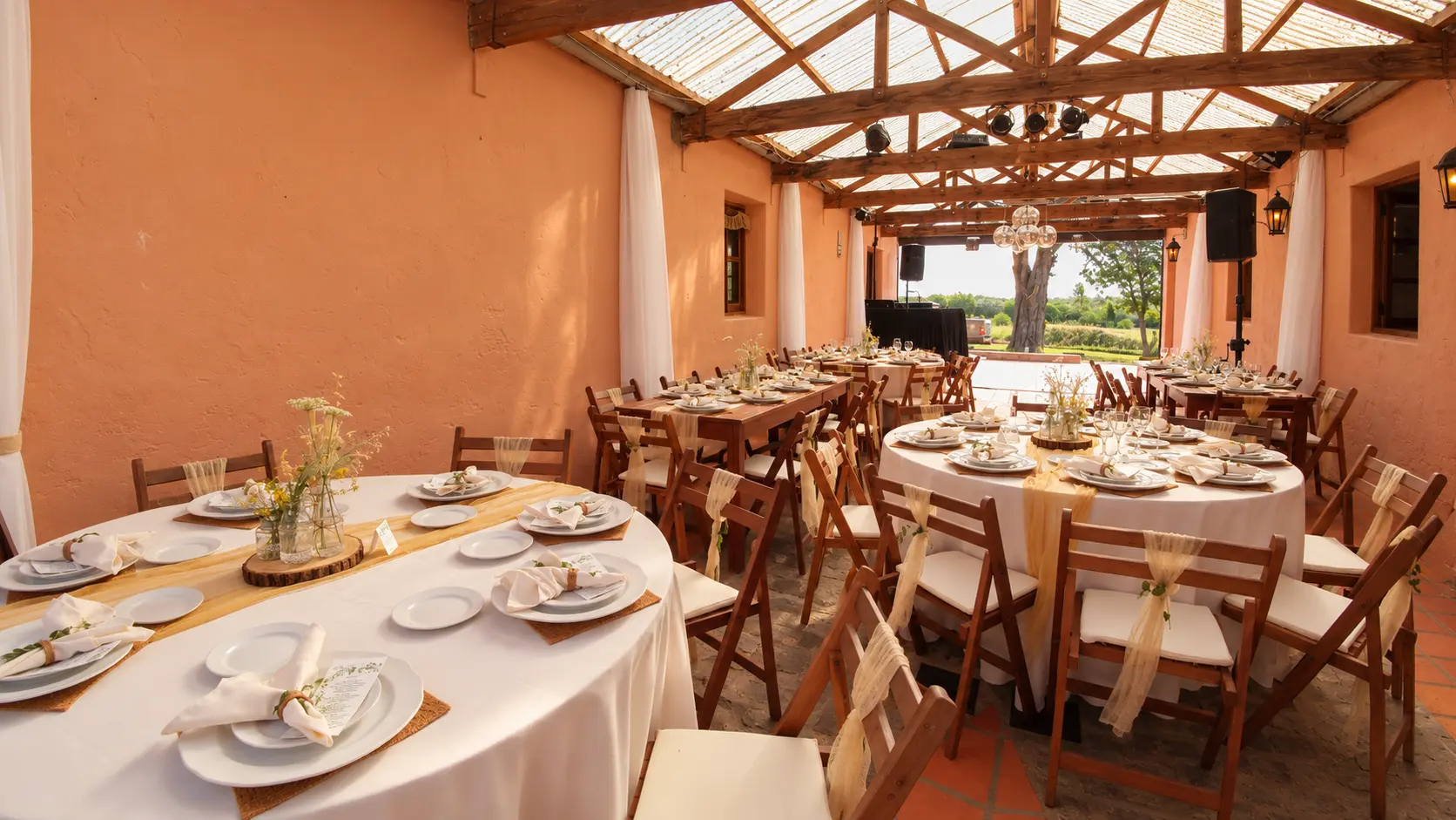 Salón montado para el banquete, de día